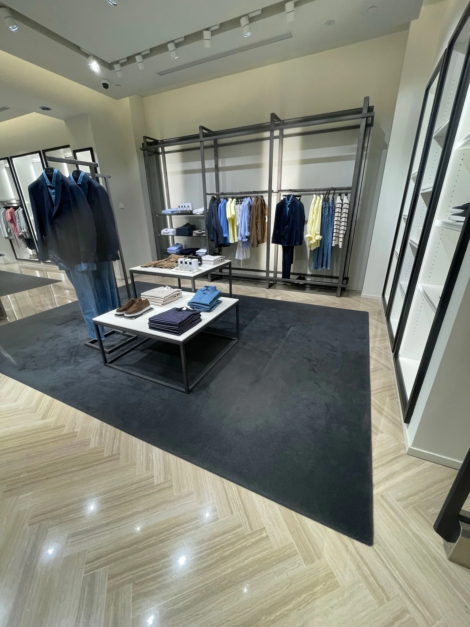 Massimo Dutti Showroom